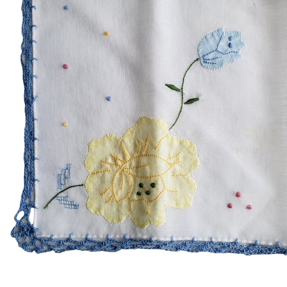 Vtg Ladies Handkerchief /Hankies White linen Blue Crochet Applique Flowers Embrd
